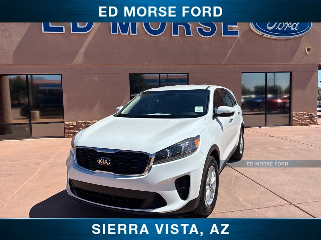 2019 Kia Sorento L in Snow White Pearl — front three-quarter view